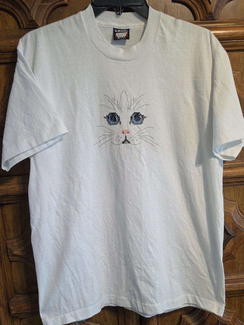 White Cat Face Embroidered T‑Shirt - Size XL